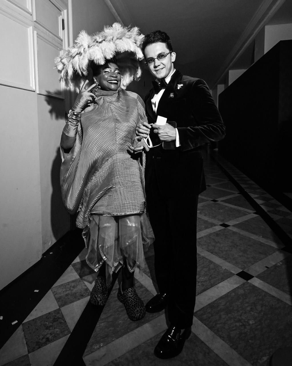 Zezé Motta e Fagner Santos no Baile da Vogue | Foto: Lu Prezia