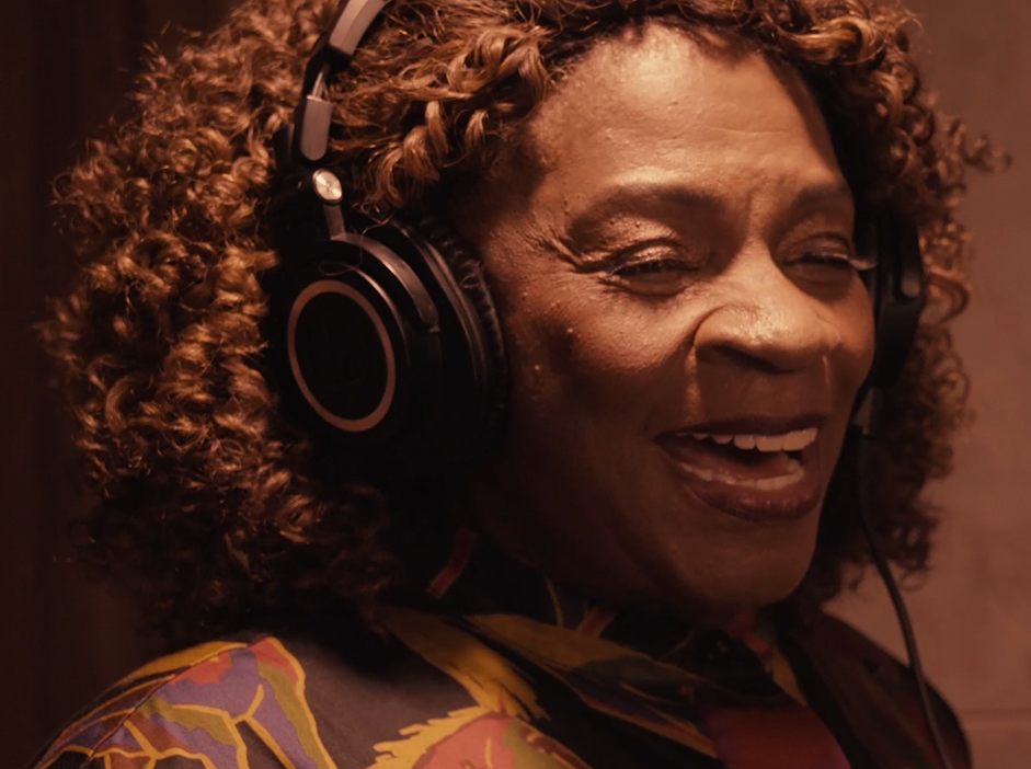 Zezé Motta em estúdio de gravação 7