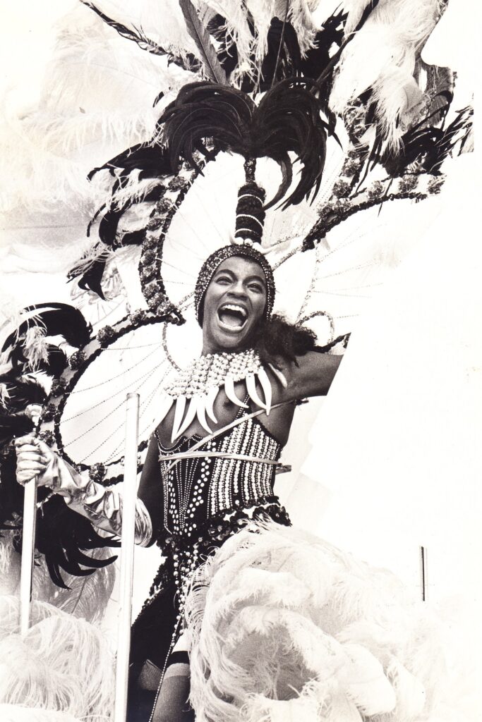 Zezé Motta como Xica da Silva no desfile do Império Serrano | Foto: Acervo pessoal