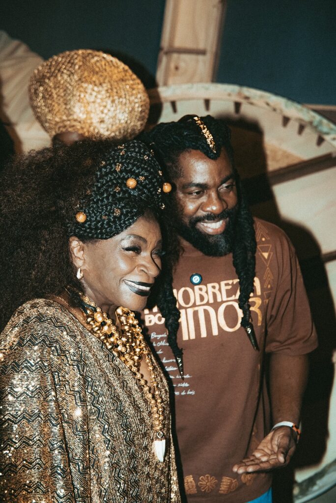 Zezé Motta e Lázaro Ramos | Rio Fashion Week | Foto: TV Globo