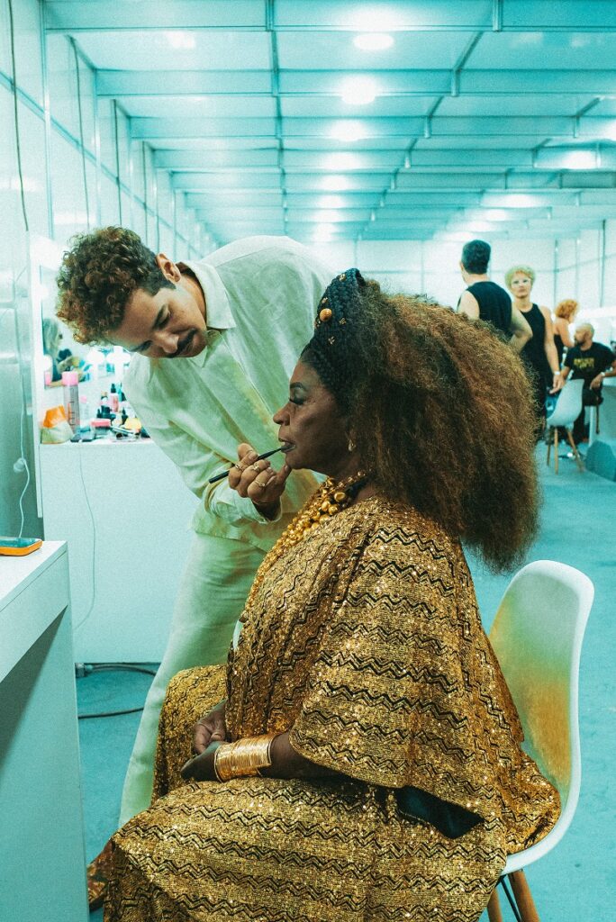Zezé Motta e André Florindo | Rio Fashion Week | Foto: TV Globo