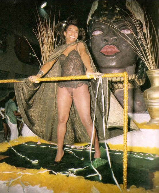 Zezé Motta no desfile da Arrastão de Cascadura em 1989 | Foto: acervo Zezé Motta