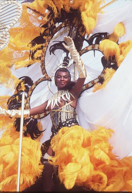 Zezé Motta como Xica da Silva no desfile do Império Serrano | Foto: Adir Mera